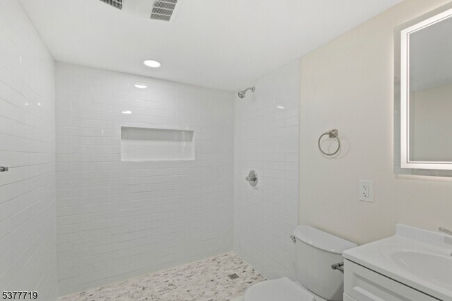 Building Photo - 86 Farnham Ave