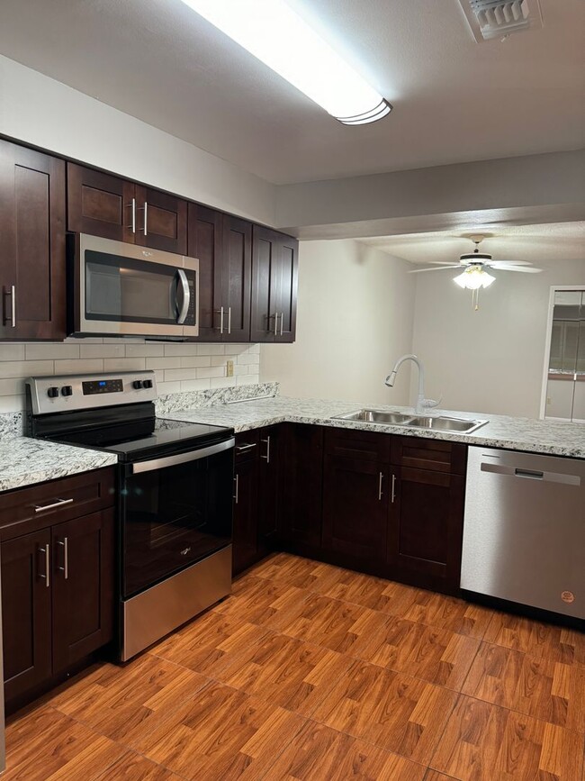 Building Photo - Spacious 3 bedroom, 2 bathrooms multiplex unit.