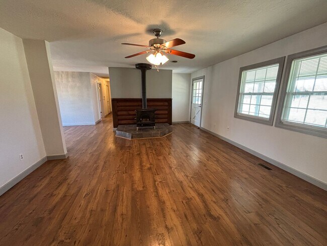 Building Photo - CUTE 1 Bedroom 1 Bathroom Home available NOW in NIXA!!