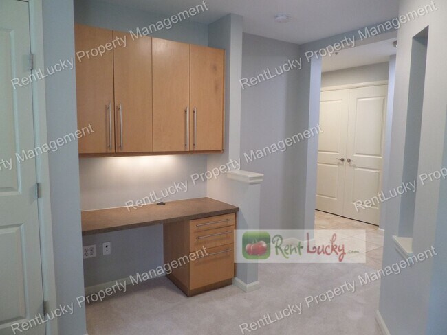Building Photo - GORGEOUS & LARGE 1-Bedroom Unit w/Office N...