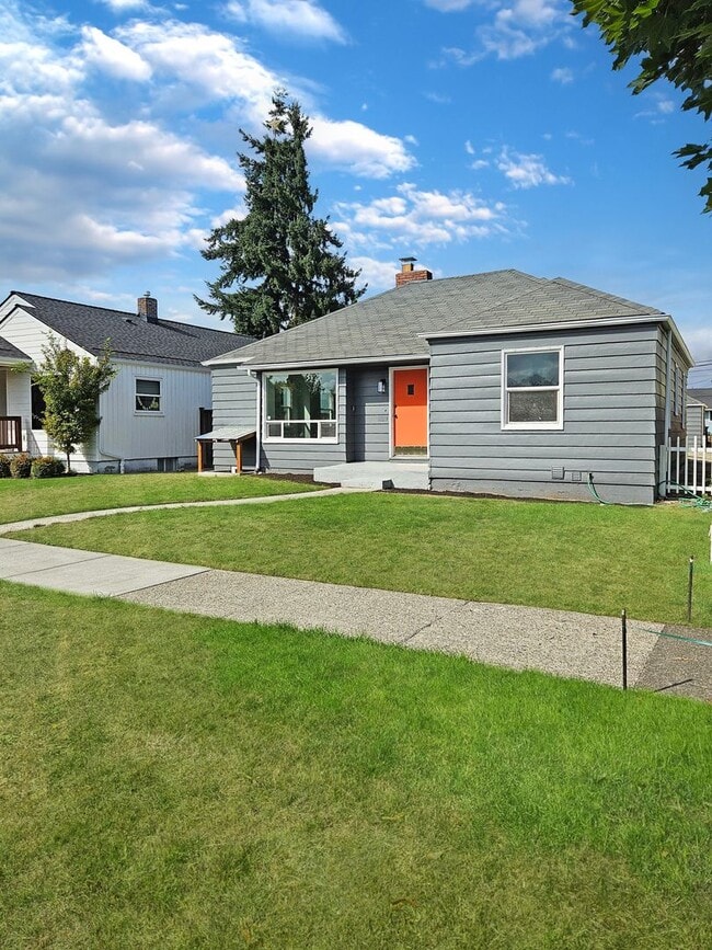 Building Photo - PRICE LOWERED SUMMER SPECIAL - Room #4 for...