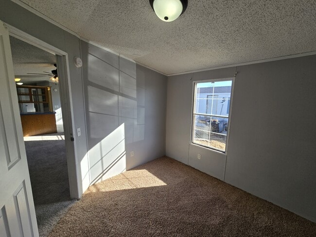 Building Photo - 700 W Ridgeway Ave