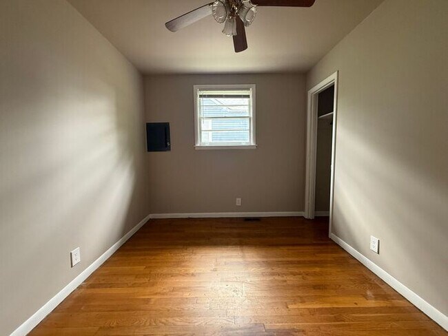 Building Photo - FOR RENT - 2 Bed Duplex in Madison! Large yard! Pets allowed!