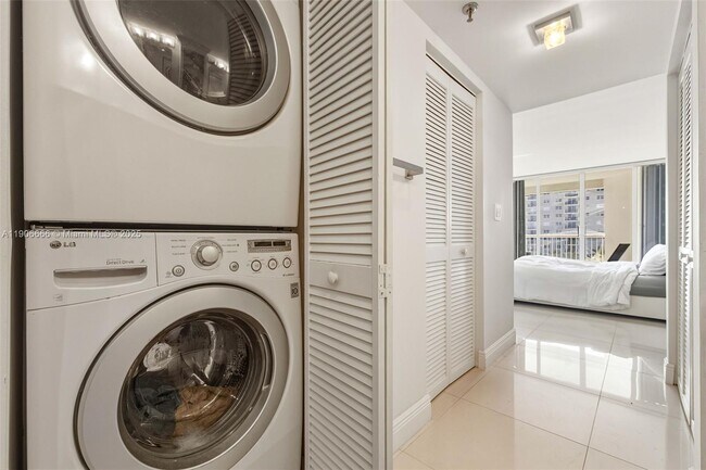 Building Photo - 9341 Collins Ave