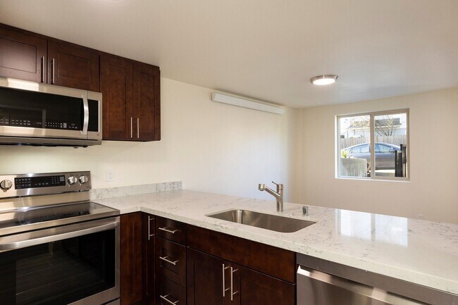 Building Photo - Newly Remodeled 3BR w/ In-Unit W/D, Private Entry & Designer Finishes – Pet Friendly!