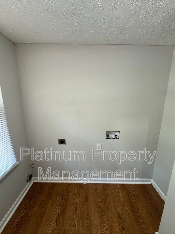 Building Photo - 270 Splitwood Ln