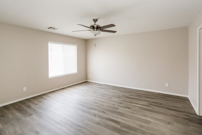 Building Photo - 10843 E Clovis Ave