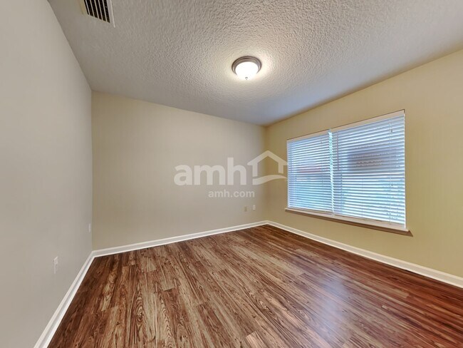 Building Photo - 72 Twin Lakes Drive