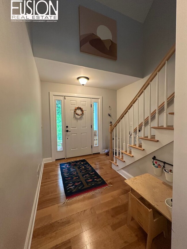 Building Photo - Beautiful, Spacious, Private Four Bedroom ...