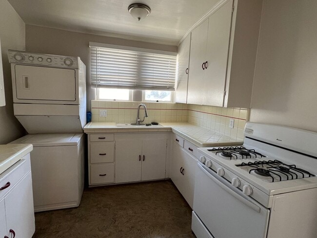Building Photo - Tyler & Maryland Duplex