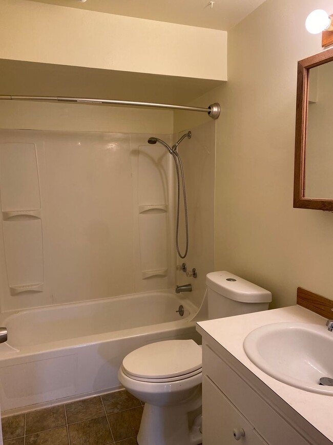 Building Photo - Spacious 4 Bedroom House in South Town!