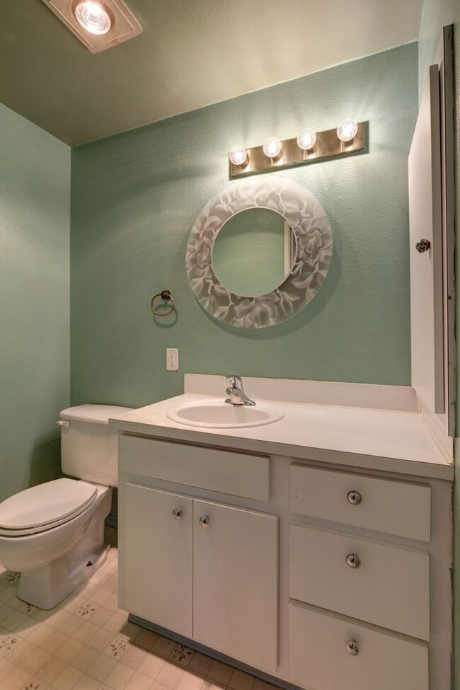 Building Photo - Very Nice 2 Bedroom Kent Valley Townhome, Great Location!