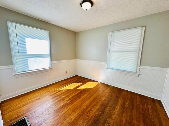 Building Photo - Charming 4 Bedroom by Churchill Downs