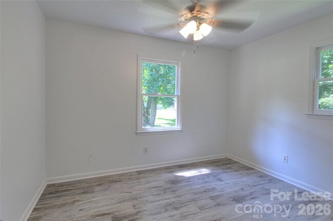 Building Photo - 1015 Sharon Dr