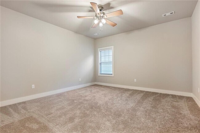 Building Photo - 815 NE Hts Ln