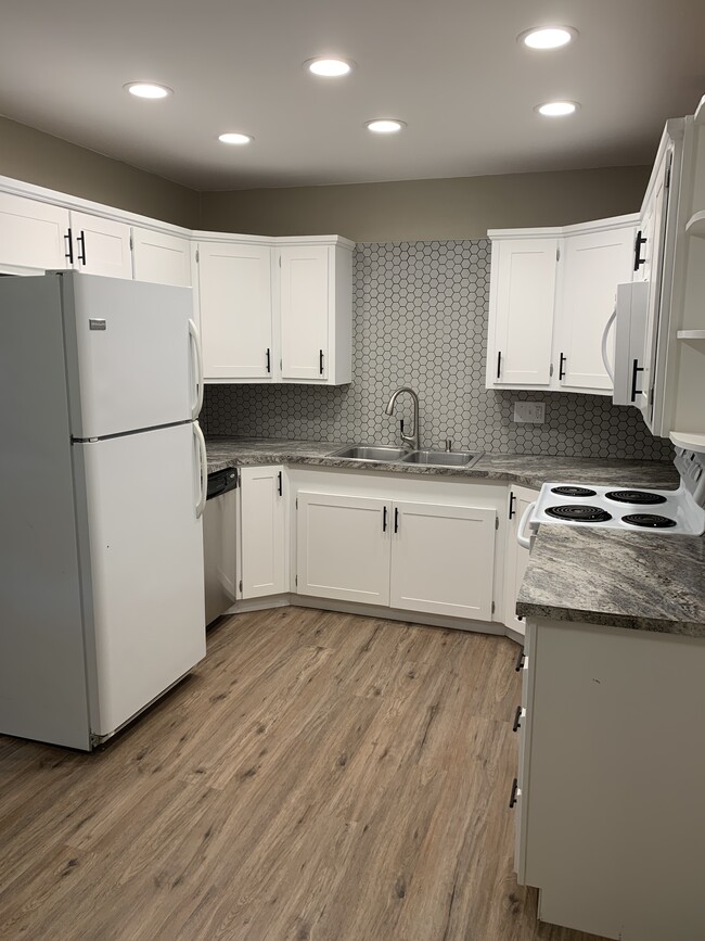 Building Photo - 215 Wedgewood Dr