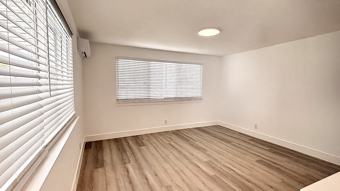 Building Photo - 721 N 68th Way