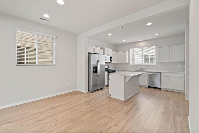 Building Photo - $1K move-in special! Sparkling clean newer 4-bdrm/3.5-bath townhome—2-car garage, near Forest Park