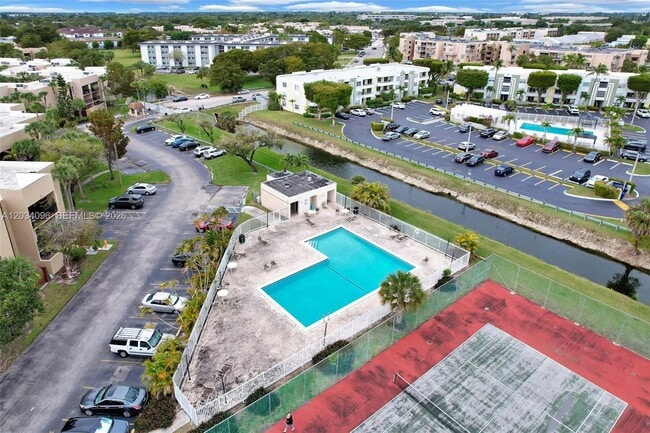 Building Photo - 10825 SW 112th Ave