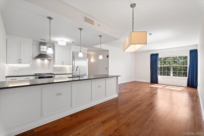 Building Photo - 10 Byron Pl