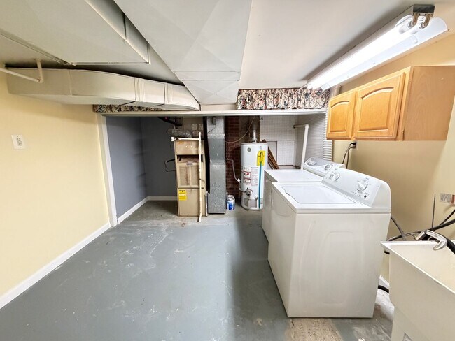 Building Photo - 3 Bedroom Home With A  Basement And Large Back Yard