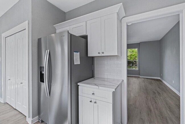 Building Photo - 700 Creekmont Dr