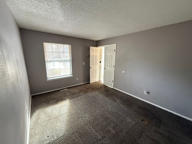 Building Photo - Spacious Aurora Townhome