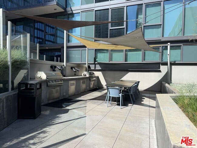 Building Photo - 901 Flower St