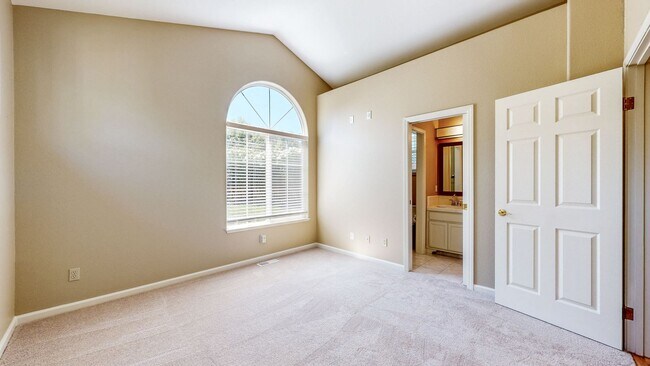 Building Photo - Gorgeous Home with private yards, large de...