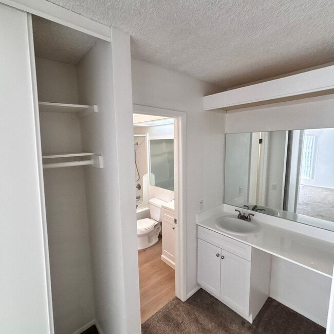 Building Photo - LIGHT & BRIGHT UPGRADED, 2 BEDROOM CONDO, ...