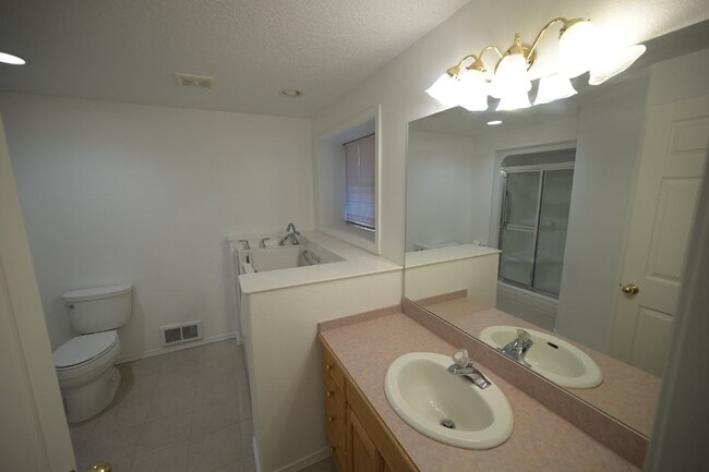 Building Photo - Charming 2 Bed, 2 Bath Condo in Sequim, WA