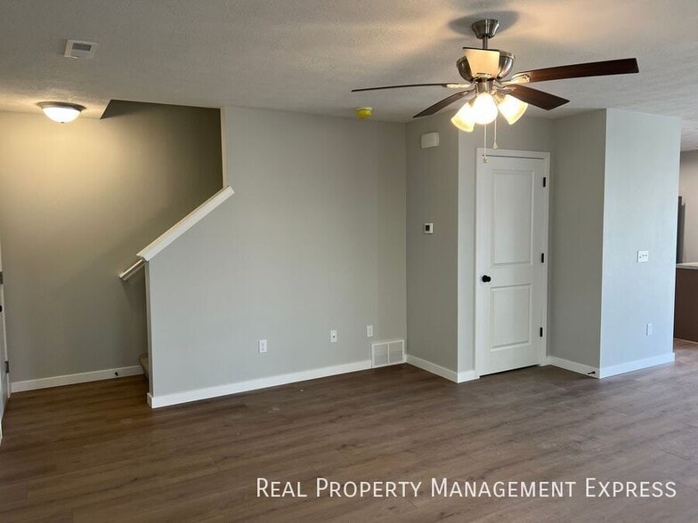 Building Photo - 3 Bedroom 1.5 Bathroom Townhome