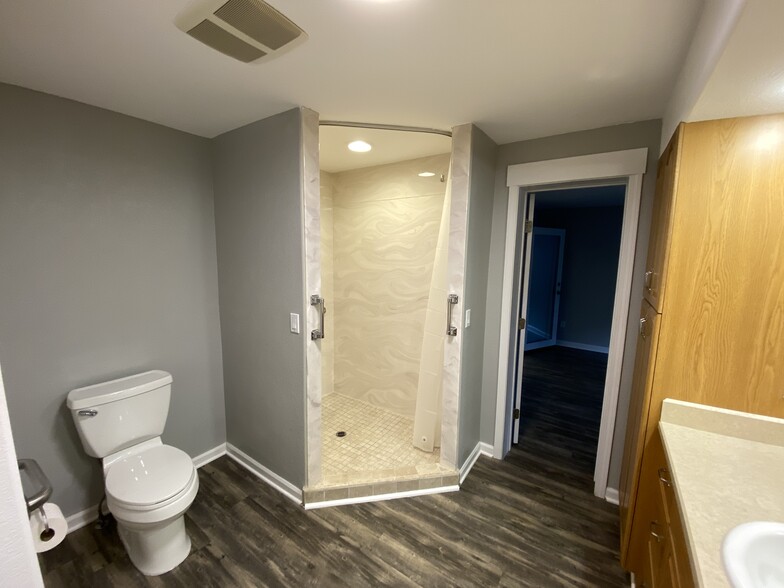 Building Photo - 2464-2 NE Ravenwood Dr