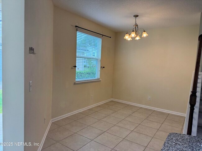 Building Photo - 398 Richmond Dr