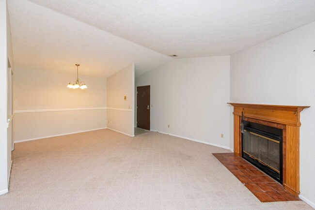 Building Photo - 2 Bedroom Condo Available