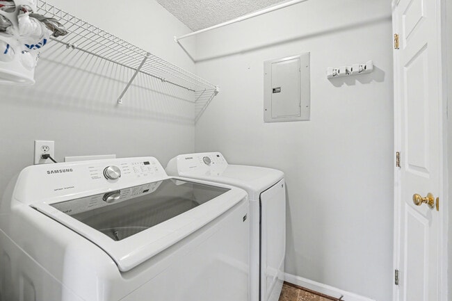 Building Photo - 421 Rivertree Ln