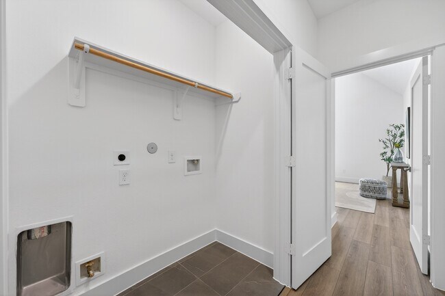 Building Photo - 305 Marcella St