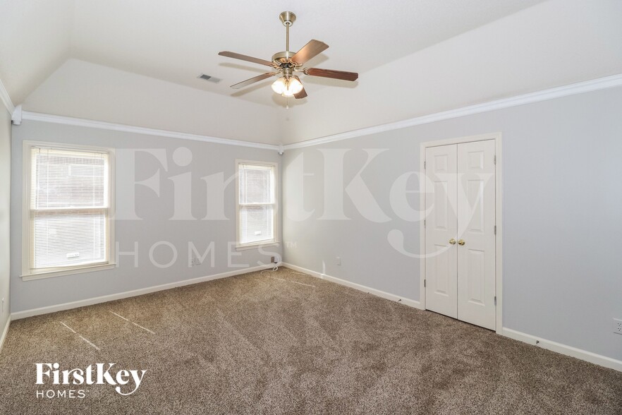 Building Photo - 10292 Green Moss Dr N