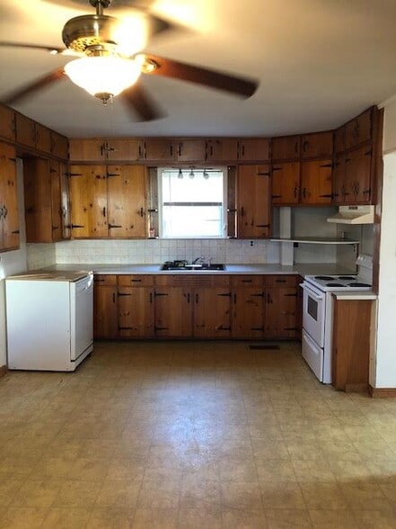 Building Photo - 426 Henderson Dr
