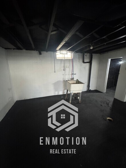 Building Photo - 18948 Winthrop St