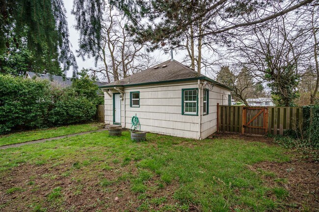 Building Photo - 1 Bedroom 1 Bath with Detached Garage