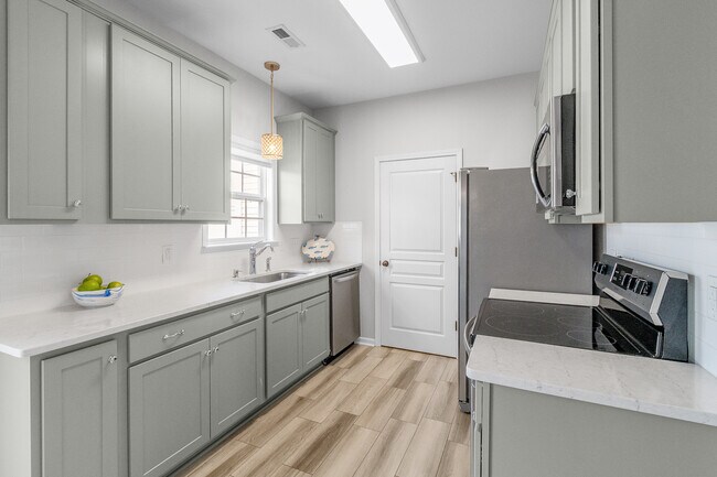 Building Photo - 558 Calen Ln