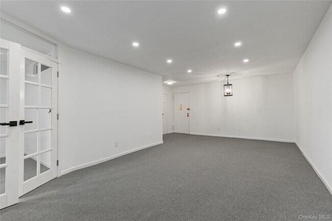 Building Photo - 740 E Broadway