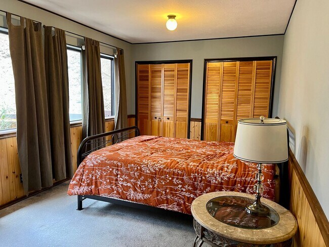 Building Photo - Cozy 3-Bed 2-Bath Cabin-Style Home Nestled...