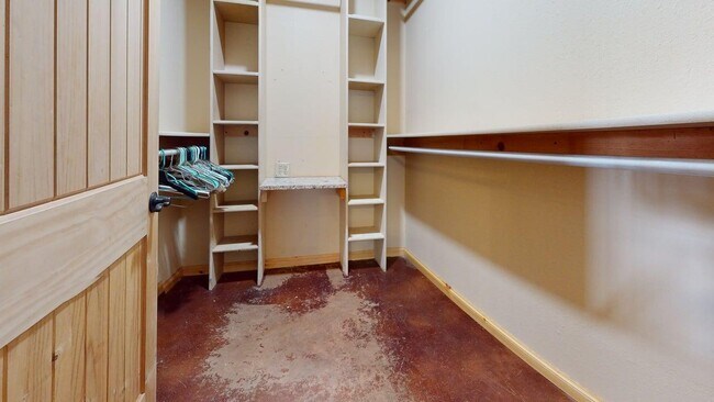 Building Photo - 12748 NE Wolf Rd