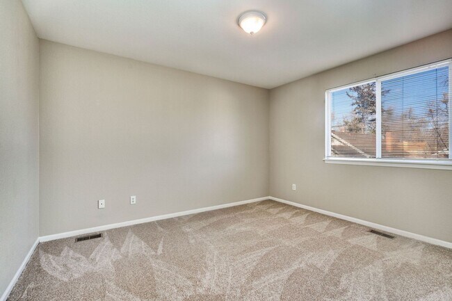 Building Photo - Updated 5 Bed 2 Bath House Near Old Town!