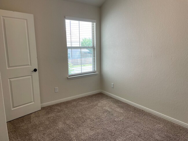 Building Photo - 10218 Lynwood Vlg