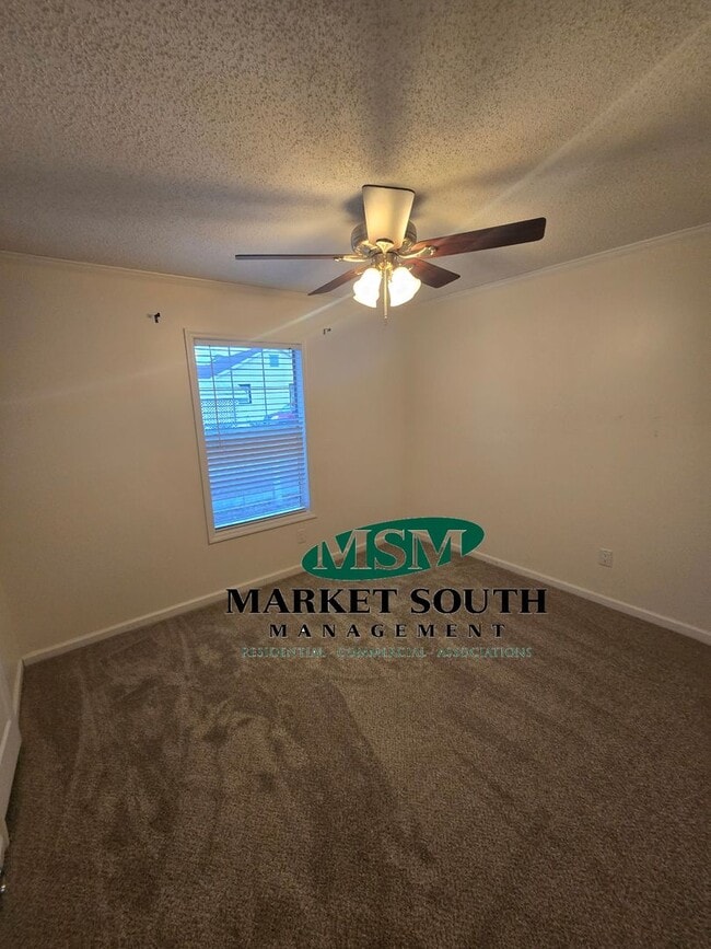 Building Photo - CUTE AND COZY THREE BEDROOM