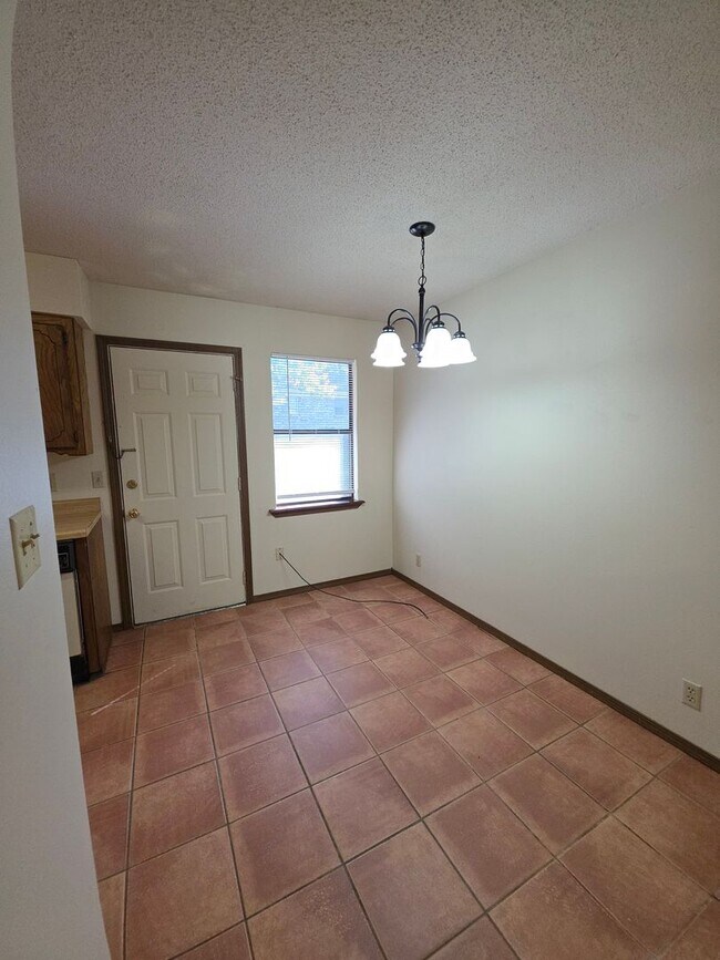 Building Photo - 1022 N Parker Rd