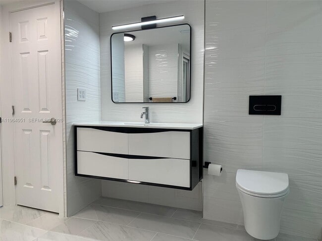 Building Photo - 2980 Point E Dr